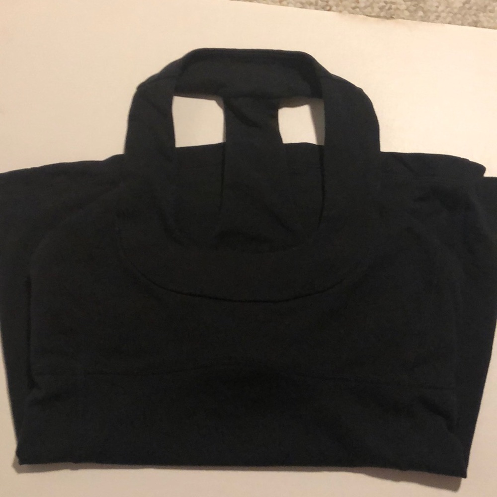 black lululemon tank with bra